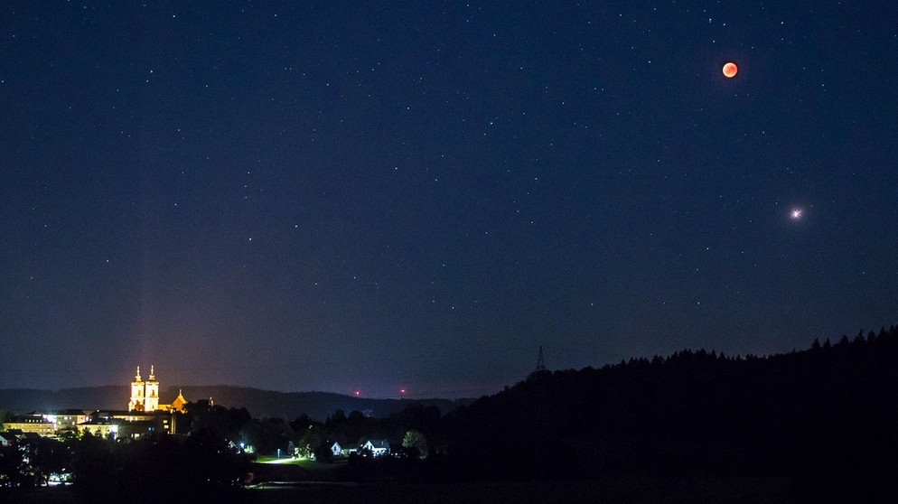 Blutmond während der totalen Mondfinsternis am 27. Juli 2018 über Ottobeuren im Allgäu von Robert Blasius | Bild: Robert Blasius