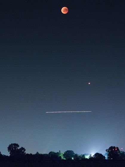 Blutmond während der totalen Mondfinsternis am 27. Juli 2018 über Nauen bei Berlin von Julia Reinicke | Bild: Julia Reinicke