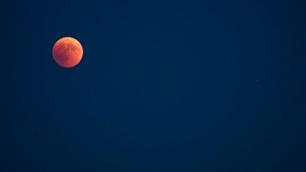 Blutmond während der totalen Mondfinsternis am 27. Juli 2018 über Ampfing bei Mühldorf von Brigitte Hochhäusler | Bild: Brigitte Hochhäusler