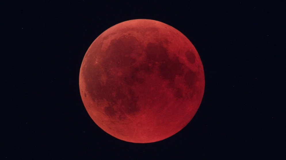 Blutmond während der totalen Mondfinsternis am 27. Juli 2018 über Brandenburg an der Havel von Jörg Schenk | Bild: Jörg Schenk