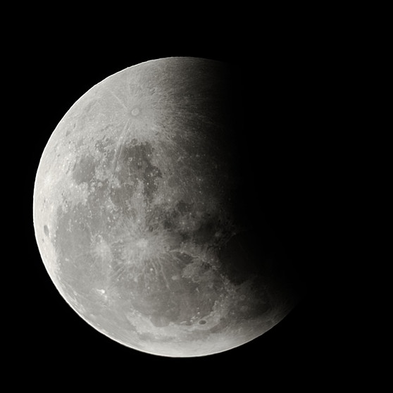 Austritt des Mondes aus dem Kernschatten der Erde nach der totalen Mondfinsternis am 27. Juli 2018. Aufgenommen über Paffenwiesbach in Hessen von Sven Kreiensen | Bild: Sven Kreiensen