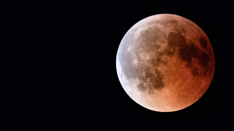 Blutmond während der totalen Mondfinsternis am 27. Juli 2018 über Rosenheim von Sebastian Herold | Bild: Sebastian Herold