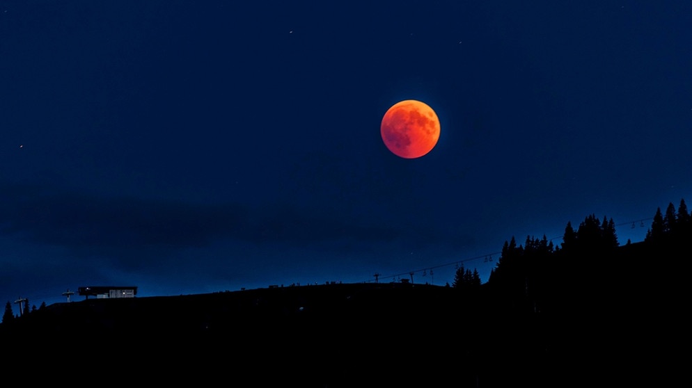 Blutmond während der totalen Mondfinsternis am 27. Juli 2018 über dem Sudelfeld von Karl Schwitzer | Bild: Karl Schwitzer