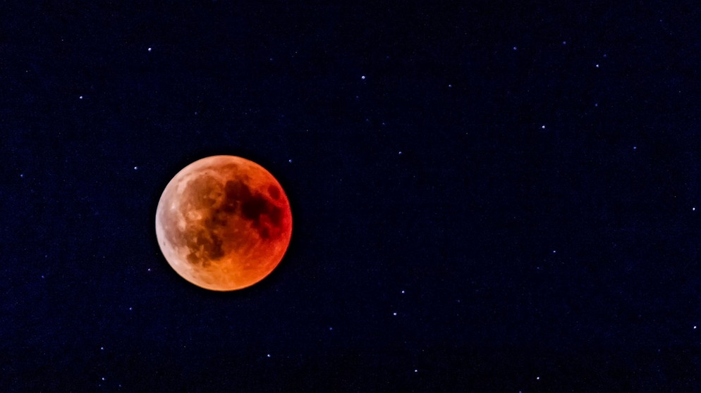 Blutmond während der totalen Mondfinsternis am 27. Juli 2018 über dem Geroldsee von Klaus Buchmeier | Bild: Klaus Buchmeier