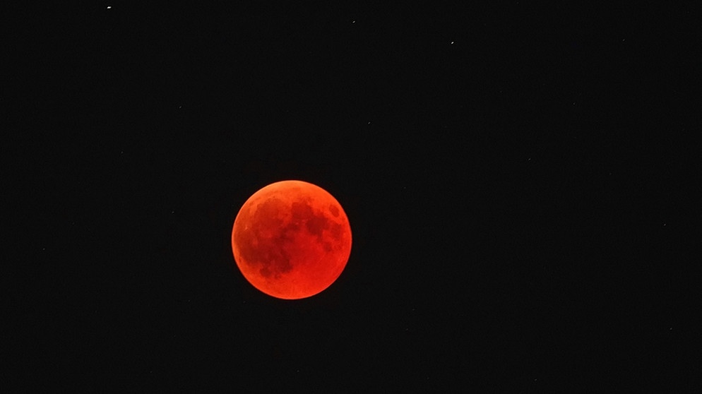 Blutmond während der totalen Mondfinsternis am 27. Juli 2018 über Schwabmünchen von Uwe Rex | Bild: Uwe Rex