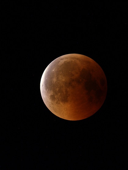 Blutmond während der totalen Mondfinsternis am 27. Juli 2018 über Südwestfrankreich von Helmut Eichler | Bild: Helmut Eichler