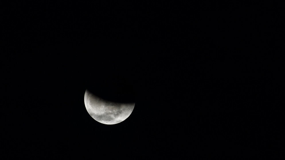 Austritt des Mondes aus dem Kernschatten der Erde nach der totalen Mondfinsternis am 27. Juli 2018. Aufgenommen über Camacar Bahia in Brasilien von Günter Kaube | Bild: Günter Kaube