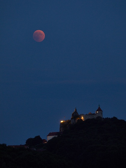 Mondfinsternis vor Burg Hohenstein Franken 27.07.2018 21:54 | Bild: Helmut Kempe