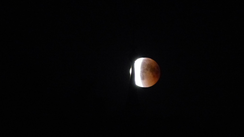 Mondfinsternis am 27.07.2018 an der Kirchturmspitze der Abteikirche Sankt Ottilien | Bild: Wunibald Wörle