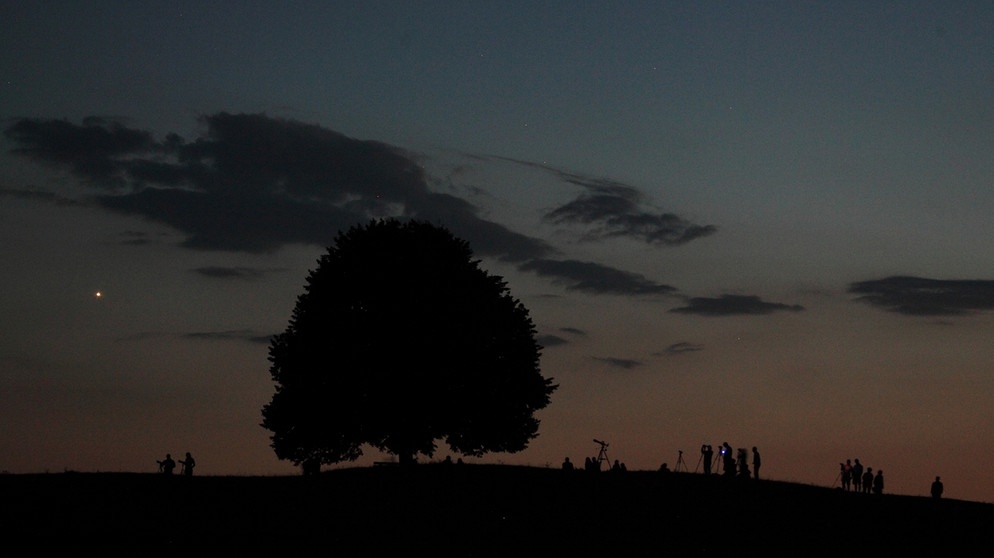 Ca. 500 Mondsüchtlinge haben sich rund um den Irschenberg verteilt um dem Ereignis der Mondfinsternis beizuwohnen. | Bild: Walter Seibold