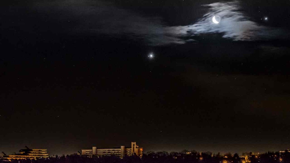 Abnehmender Mond am Morgen des 31. Januar 2019 zwischen den Planeten Jupiter (rechts) und Venus (links). Die Venus, unser Morgenstern, ist um mehrere Größenklassen heller als Jupiter, der größte Planet im Sonnensystem. Die Mondsichel ist an dem Morgen von der Venus knapp drei Fingerbreit entfernt, von Jupiter nur halb so weit. | Bild: Richard Wagner