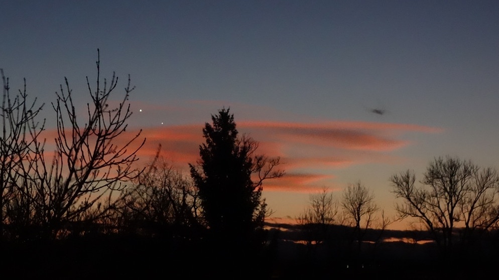 Venus und Merkur am10.1.2015 um 17 Uhr 39 von Unterbiberg in Richtung Unterhaching fotografiert. An dem Abend sind die beiden Planeten nur 39 Bogenminuten voneinander entfernt. | Bild: Marietta Mangold