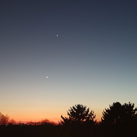 Venus und die Mondsichel am Abendhimmel des 1. März 2025, fotografiert von Gert Renkewitz | Bild: Gert Renkewitz