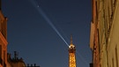 Bei einem Besuch in Paris gelang dieser Schnappschuss, der die Venus im Suchscheinwerfer des Eiffelturms zeigt. | Bild: Dieter Küspert