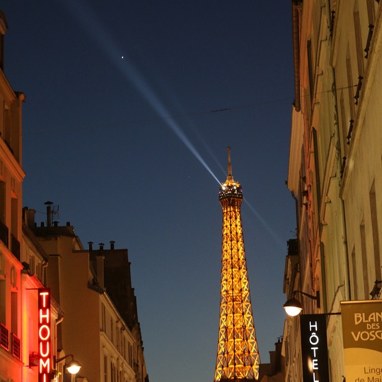 Bei einem Besuch in Paris gelang dieser Schnappschuss, der die Venus im Suchscheinwerfer des Eiffelturms zeigt. | Bild: Dieter Küspert