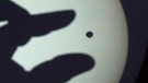 Eine Hand vor dem Venustransit am 8. Juni 2004 | Bild: picture-alliance/dpa