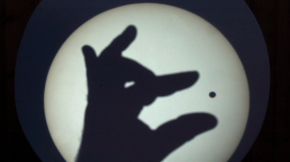 Eine Hand vor dem Venustransit am 8. Juni 2004 | Bild: picture-alliance/dpa