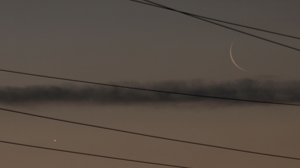 Die dünne Sichel von Planet Venus neben der dünnen Mondsichel am Morgen des 19. Juni 2020 über Ingolstadt, fotografiert von Janina Dynowski | Bild: Janina Dynowski