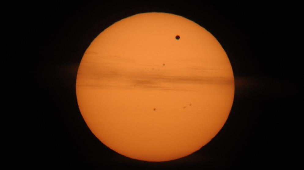 Venustransit bei Sonnenaufgang am 6. Juni 2012, aufgenommen in der Nähe von Oxbüll bei Flensburg | Bild: Wolfgang Volmer