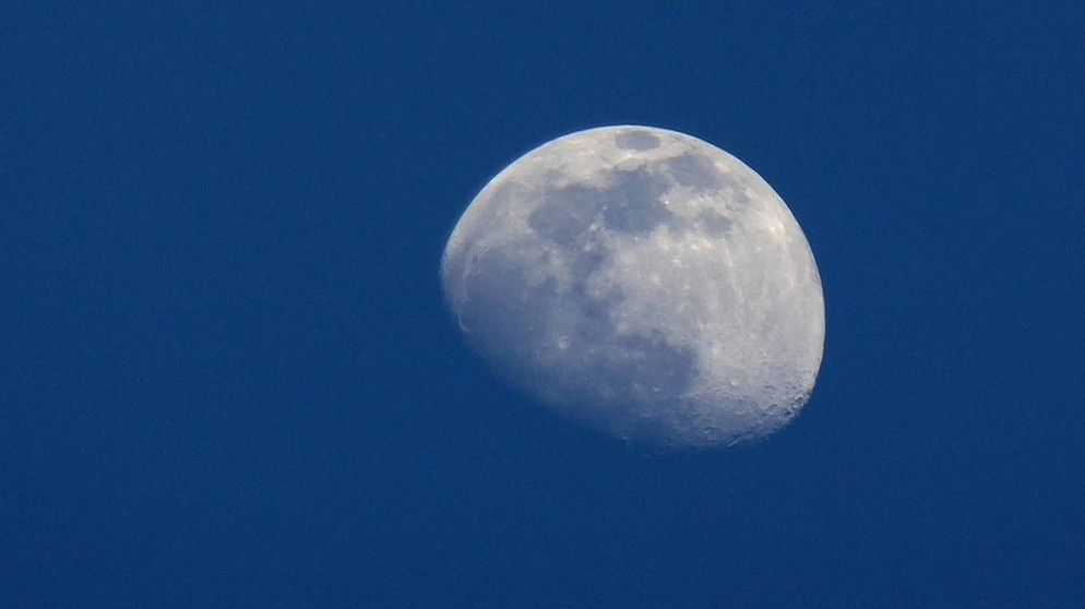 Zunehmender Mond mit Goldenem Henkel, fotografiert von Gisela Ilk | Bild: Gisela Ilk