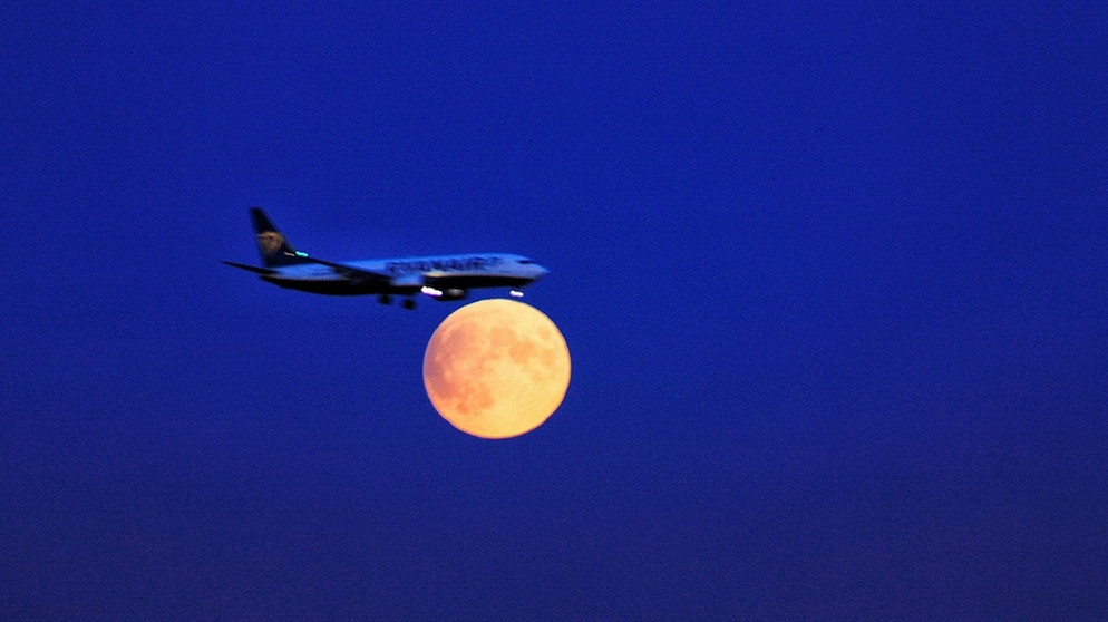 Ein Flugzeug landet scheinbar auf dem Vollmond - pünktlich zum 50-jährigen Jubiläum der ersten Mondlandung. | Bild: Renate Thomalle