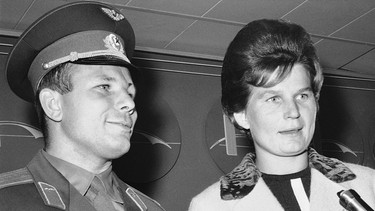 Valentina Tereschkowa, die erste Frau im Weltall, hier mit Juri Gagarin, dem ersten Mann im All, am Flughafen in New York im Jahr 1963. | Bild: picture alliance / ASSOCIATED PRESS | Ray Howard