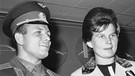 Valentina Tereschkowa, die erste Frau im Weltall, hier mit Juri Gagarin, dem ersten Mann im All, am Flughafen in New York im Jahr 1963. | Bild: picture alliance / ASSOCIATED PRESS | Ray Howard