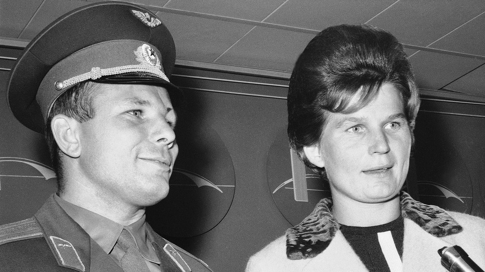 Valentina Tereschkowa, die erste Frau im Weltall, hier mit Juri Gagarin, dem ersten Mann im All, am Flughafen in New York im Jahr 1963. | Bild: picture alliance / ASSOCIATED PRESS | Ray Howard